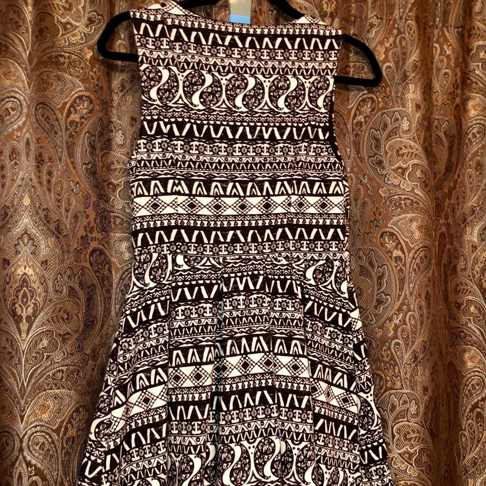 Black and white sleeveless dress - Picture 4 of 4